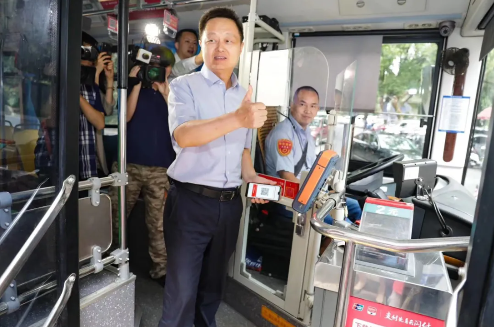 云闪付APP上线长沙公交，大咖体验金沙贵宾热线检测中心终端当场竖起大拇指！(图2)